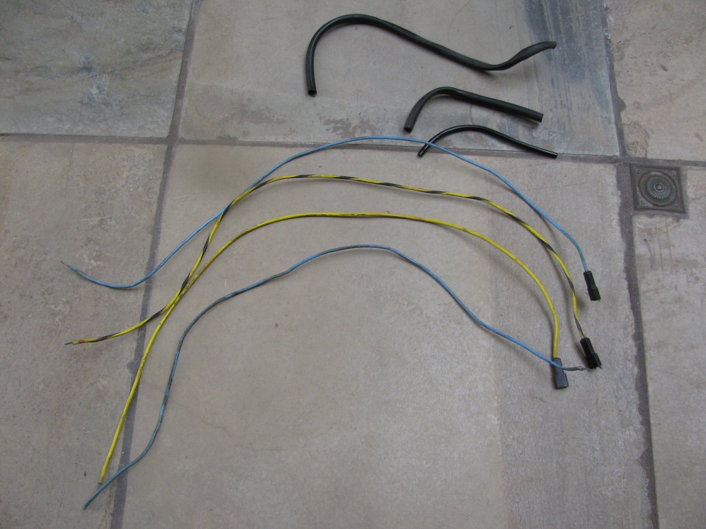 Sub-harness connecting the 3 connection female spade connectors to each turn signal indicator light on the dash. It also provides functionality for the left push-pull switch on the dash (what Moto Guzzi calls the supplementary light, additional light for police duties, or courtesy light switch).